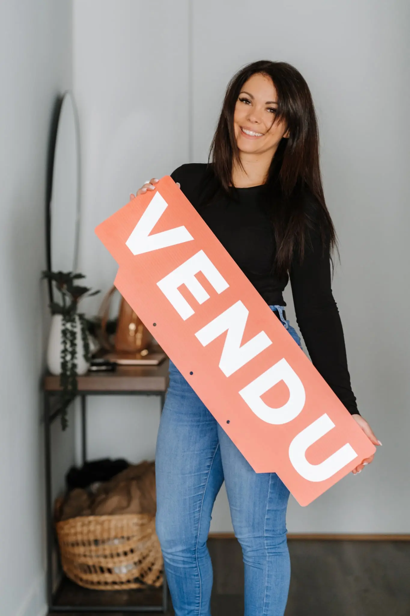 Stéphanie Pichette avec une pancarte Vendu après la vente d’une propriété